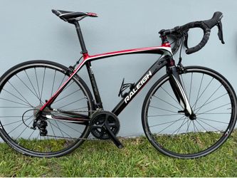 🚴🏻 Raleigh Revenio Carbon Road Bike – Size 52  Lightweight and comfortable carbon road bike in excellent condition. Perfect for long rides, training