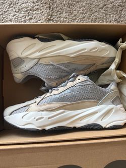 Adidas Yeezy 700 v2 cream size 11 men’s