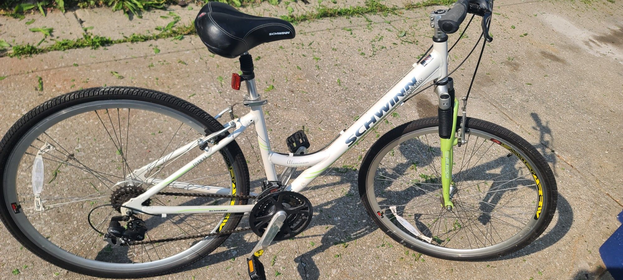 Schwinn Trailway Aluminum Hybrid Bike