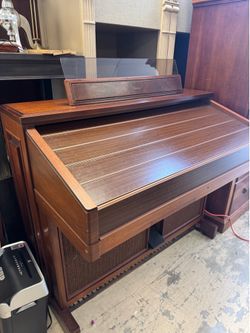 Beautiful piano organ - excellent condition- retail: $3500