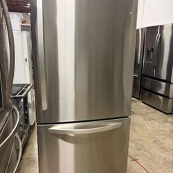 Lg Refrigerator Bottom Freezer Used Like New 