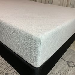 Memory Foam queen mattress and box spring ,it’s very good condition ,it’s very clean ,is very thick 