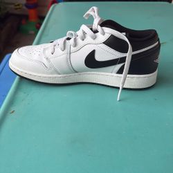 Jordan 1 Low White Black 👟– Size 7Y – Lightly Used