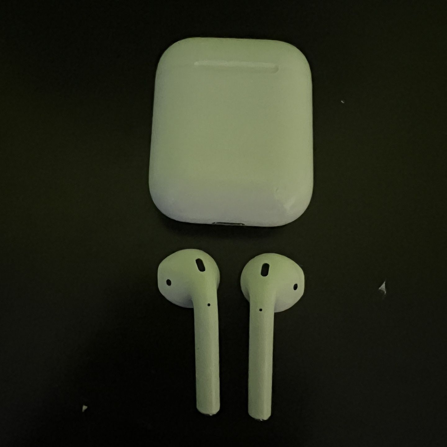 2nd Gen Airpods (charging case)