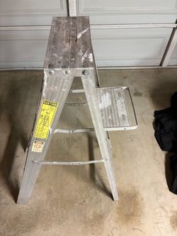 4 Ft Aluminum Step Ladder with Fold-Out Tool Tray