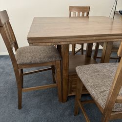 Extendable dining table 4-6