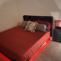 CALIFORNIA KING SIZE BED (COMPLETE) 