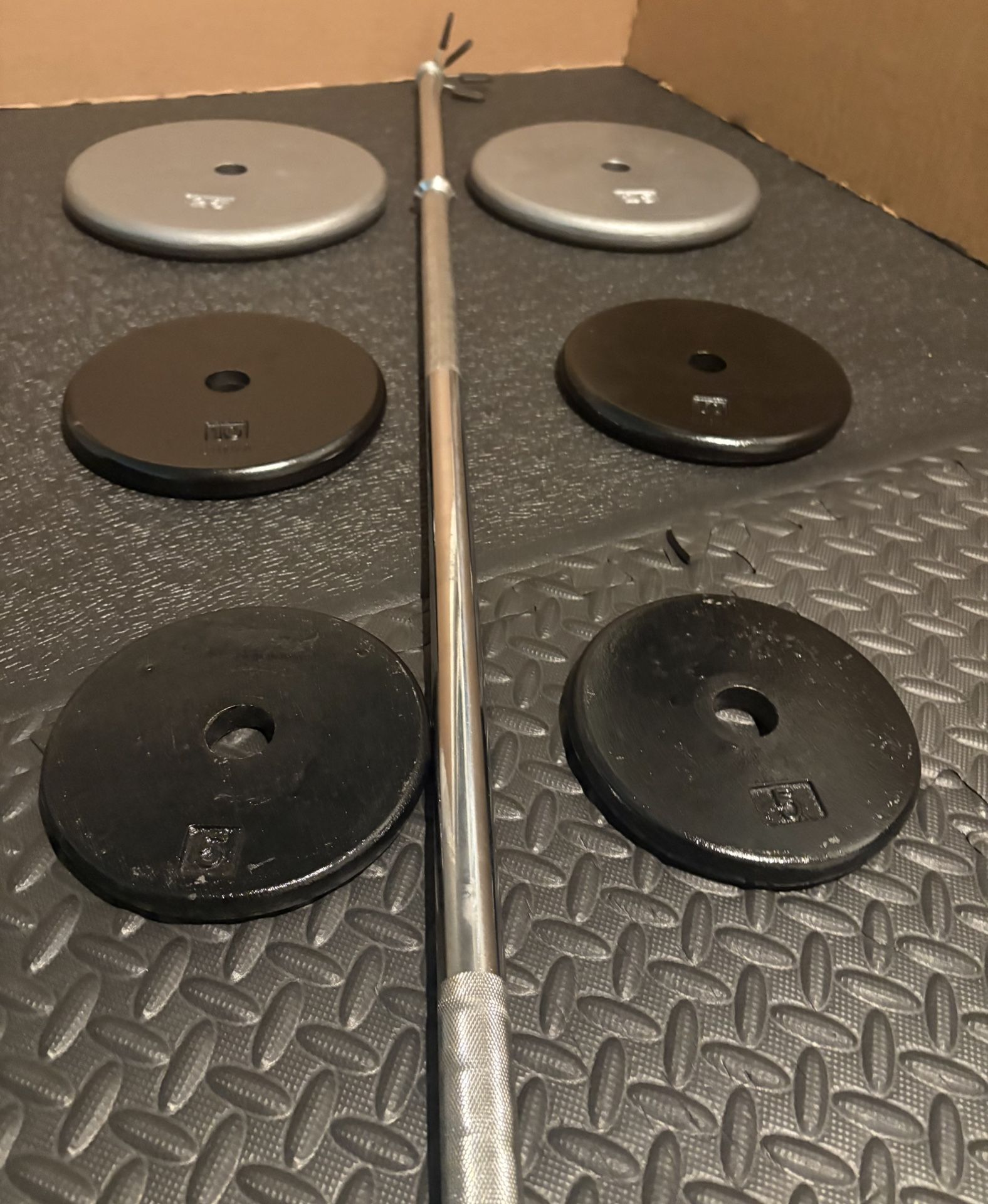 6 ft Steel 20 pounds Standard Barbell with Cast Iron Weight Pates 25#, 10# and 5#. Total: 100 pounds