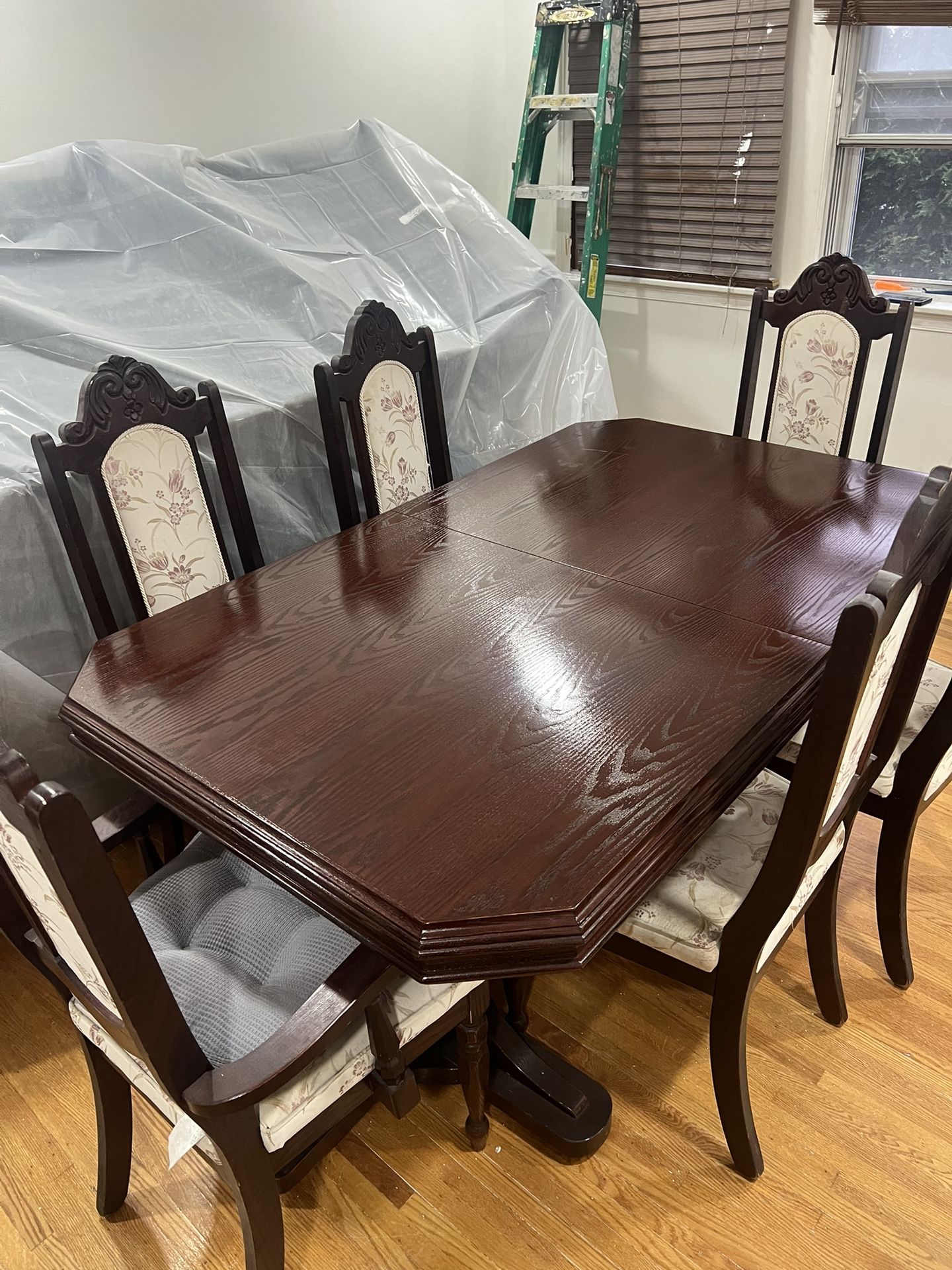 Table And Chairs , Also Have A Center Piece Of The Table