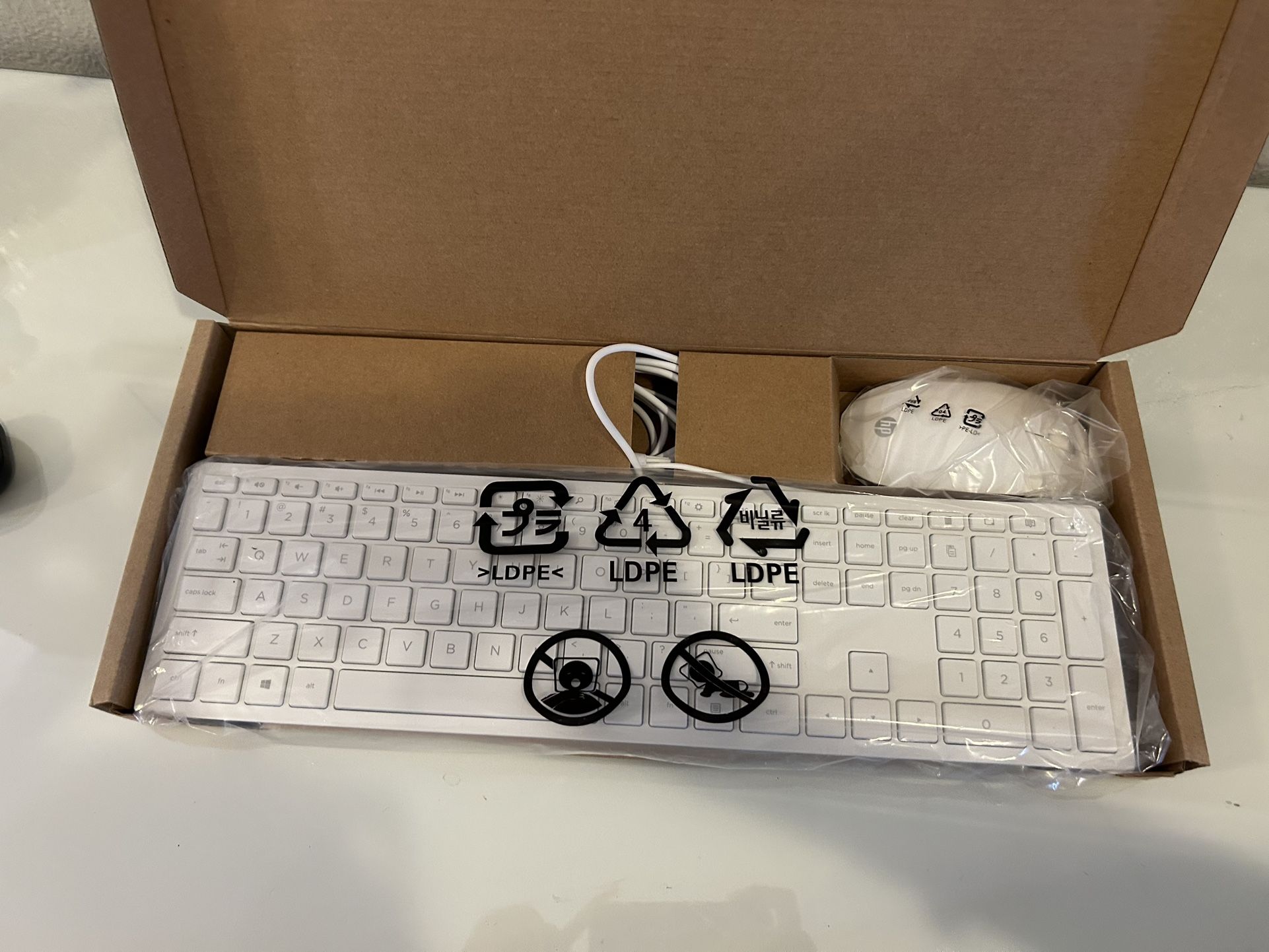 White Cheddar Wired USB Keyboard/ Mouse