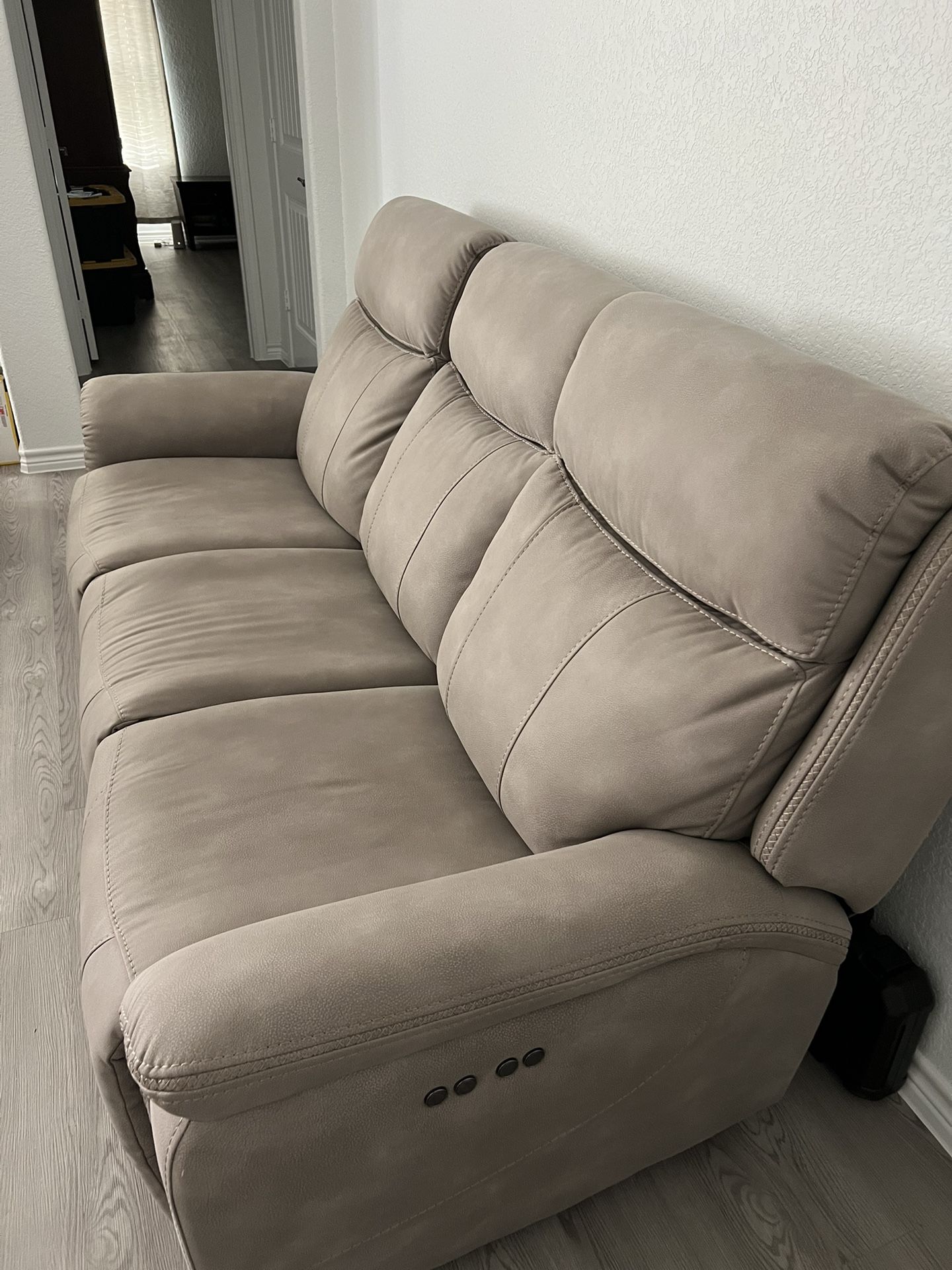 2 Sofas Recliners