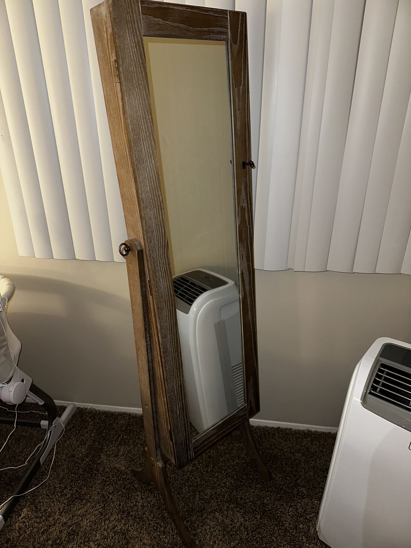 Mirror Jewelry Stand