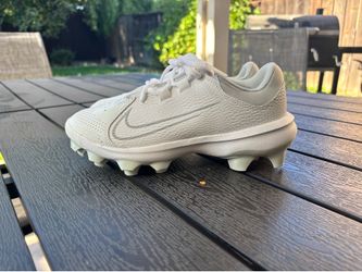 Nike Women's Molded Baseball/Softball Cleats White/Gray US 6.5 Medium