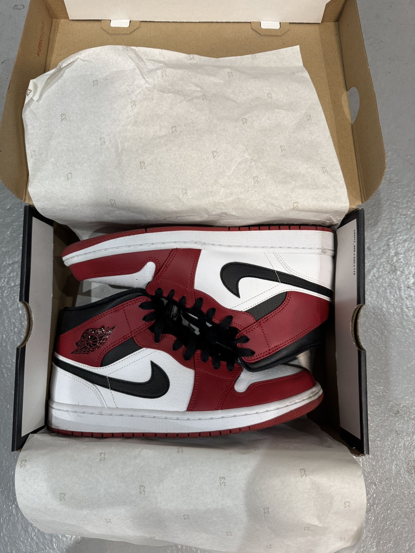 Jordan 1 Mid “Chicago”
