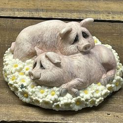 Lou Rankin, penpals figure pigs on daisies