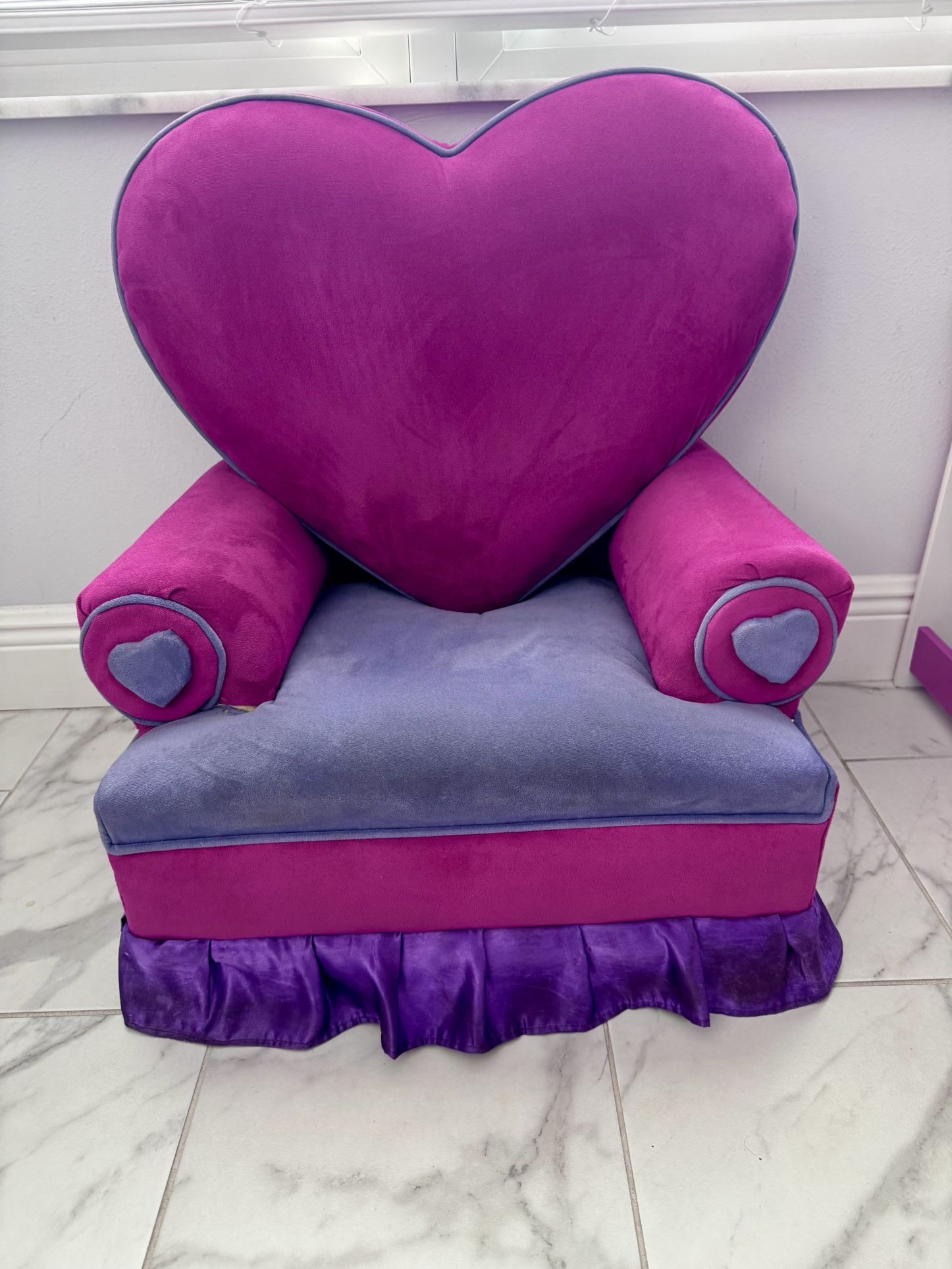 TODDLER PRINCESS HEART SHAPED UPHOLSTERED CHAIR