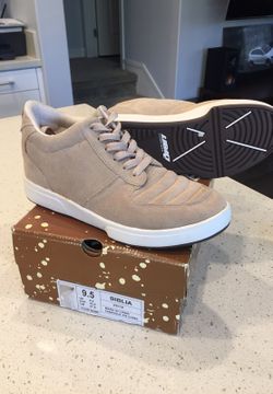 Ubiq Biblia Shoes, Like New, Size 9.5, Beige Suede