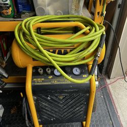 DEWALT 4.5-Gallon Portable Electric 225 PSI Horizontal Air Compressor