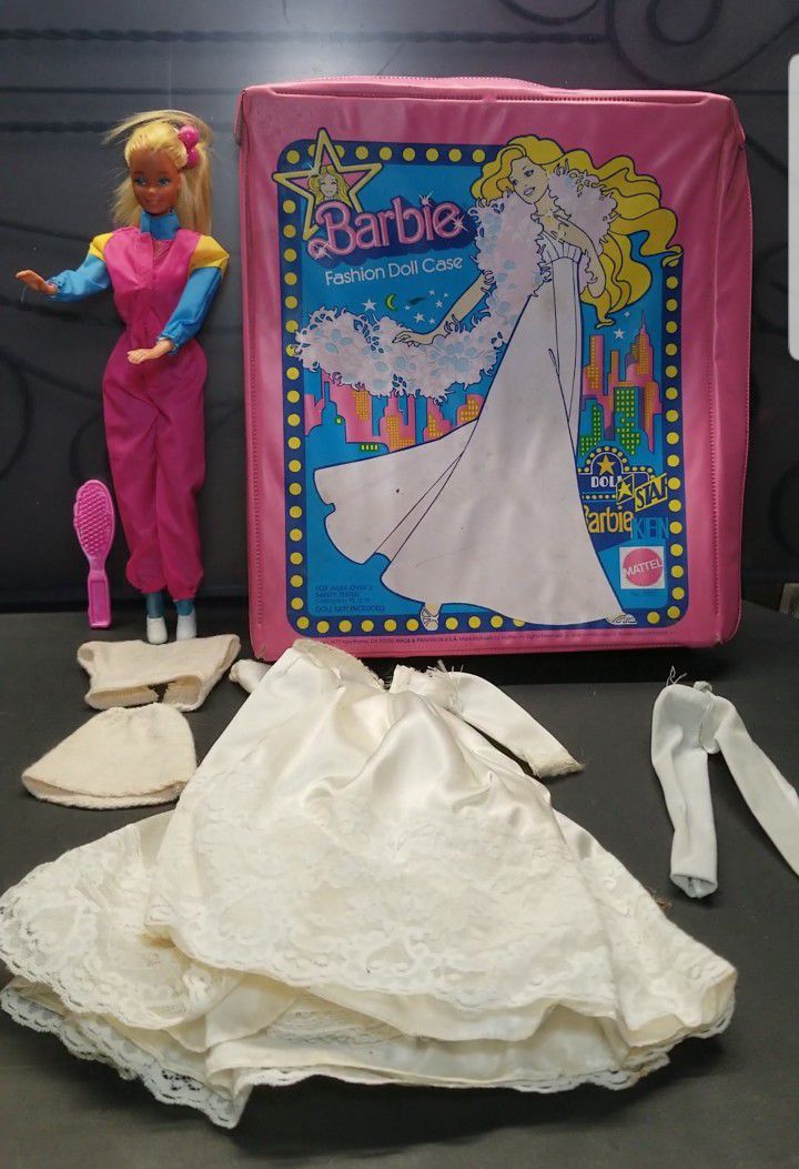 1977 Vintage Barbie Fashion Doll ,Doll Case and Clothes