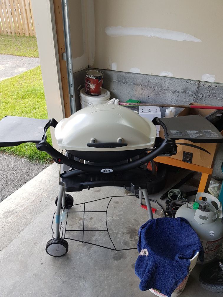 Weber Q2000 Portable Grill with rolling cart and adapter hose