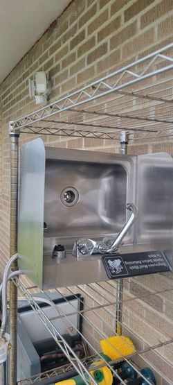 Single comercial sink redy to be mounted.