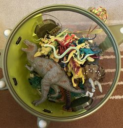 Bucket Of Dinosaurs/reptiles 