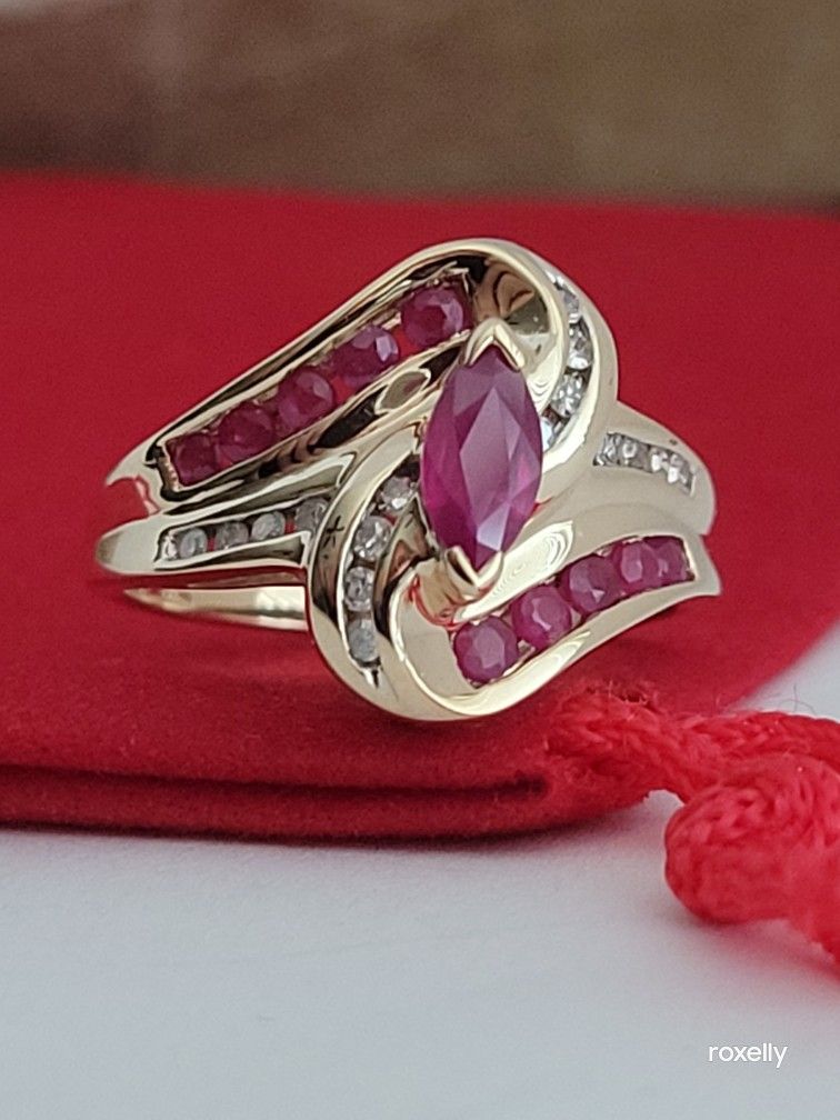 ⛔️ RESERVED ⛔️ 10k Size 7 Lovely Solid Yellow Gold Rubies and Diamonds Ring!/ Anillo de Oro con Rubíes y Diamantes! 👌🎁