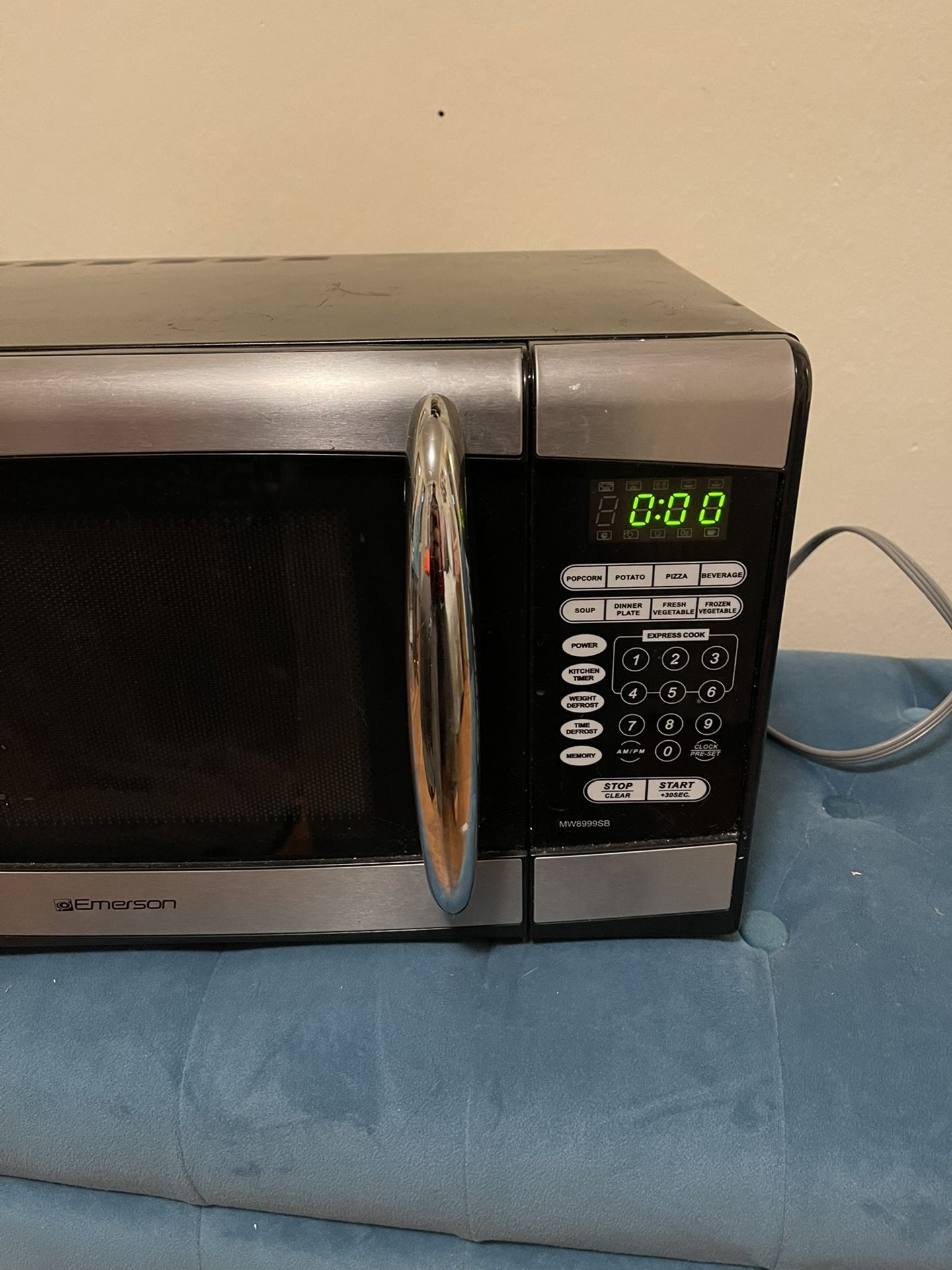 Emerson Microwave Lightly Used 