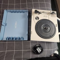 Victrola Disck Player With Ditach To Put Disk