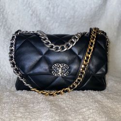 Large CC19 Leather Handbag