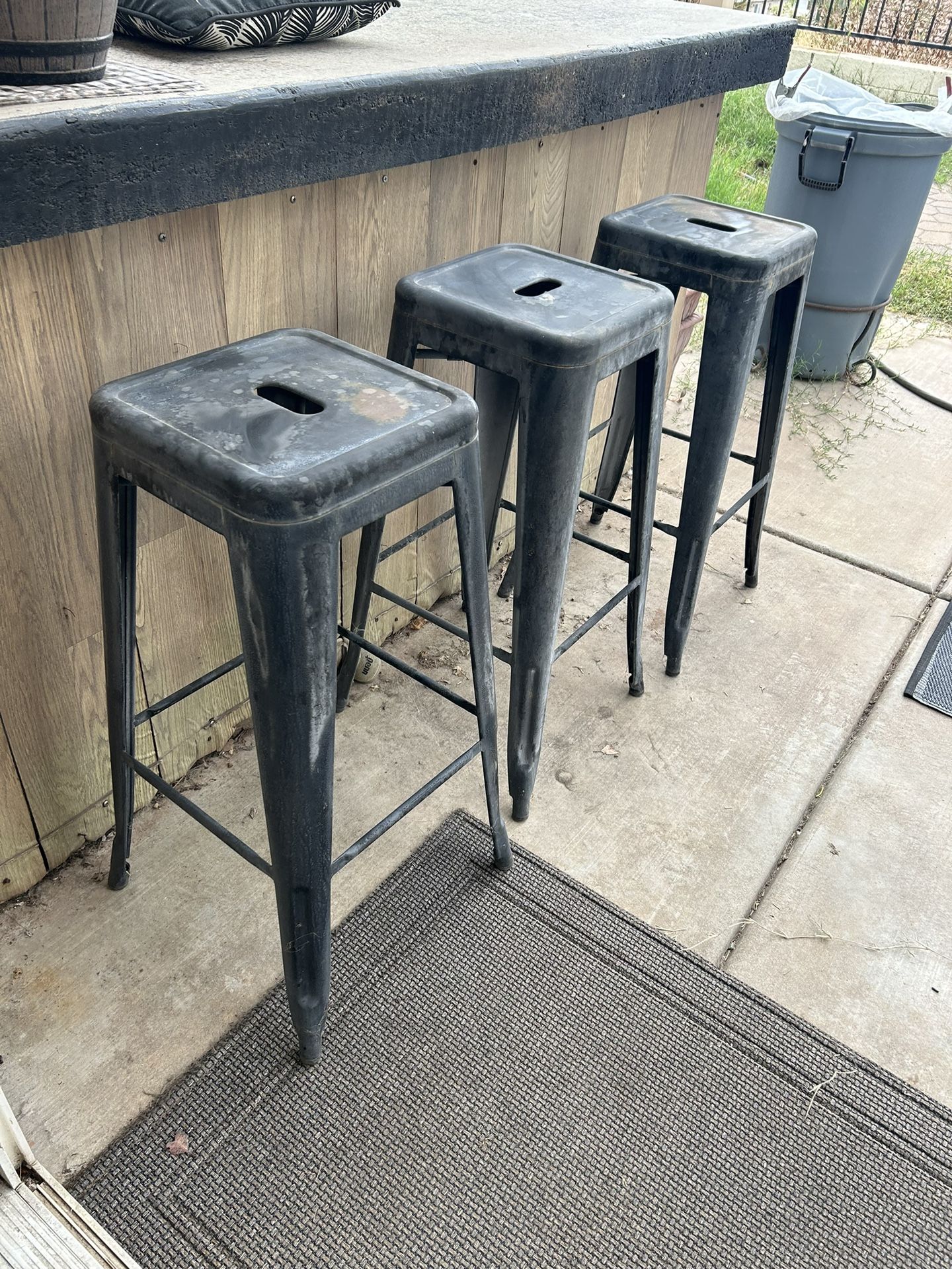 Set of 3 outdoor metal bar stools