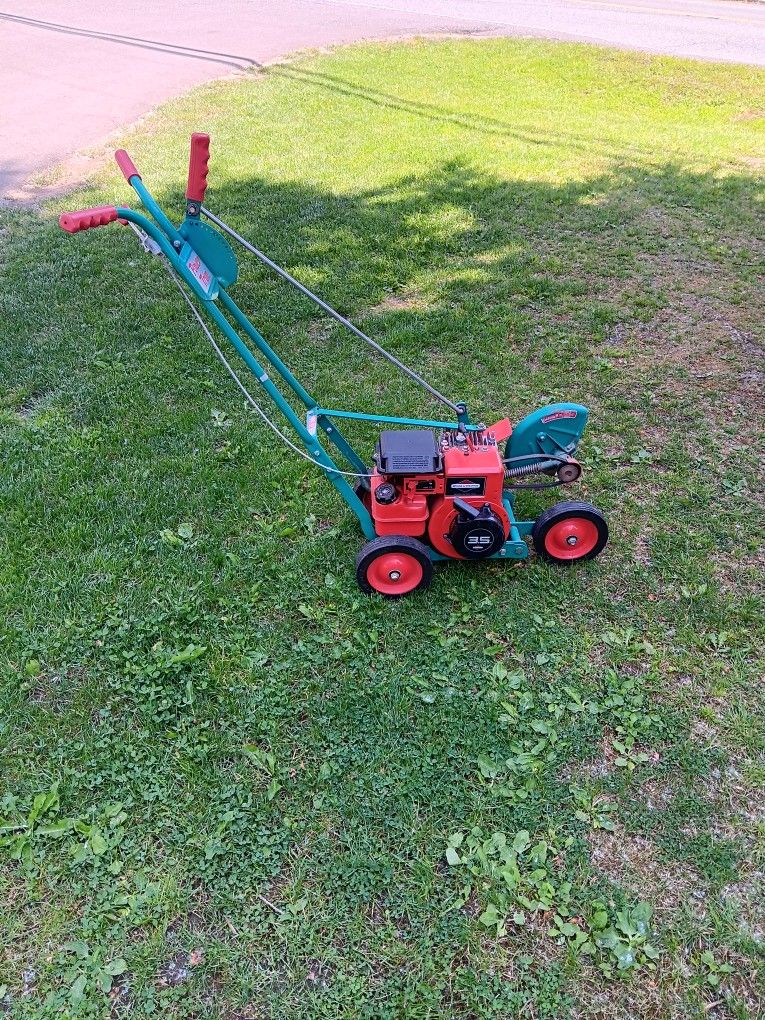 power trim hedger with 3.1/2 Briggs and Stratton motor runs great 