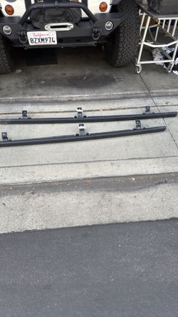 OEM Jeep rock sliders. Fits 2007-18 four door jk no dents. Minor scratches.