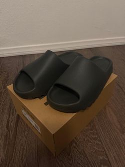 Adidas Yeezy Slides ‘Dark Onyx’