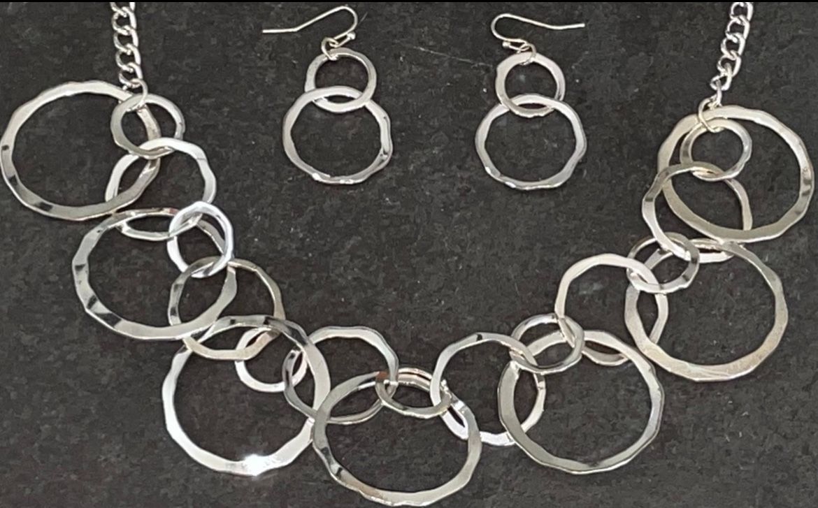 Silver Plated Interlocking Overlayed Hammered Rings Bib Necklace & Drop Earrings