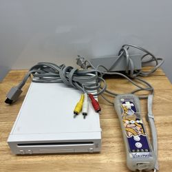Nintendo Wii Console Plus Cords And Controle.