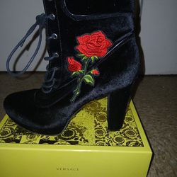 Womens Size 10 Black Heeled Boots With Rose Print