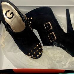 Guess shoes      size 5. 5  womens* New