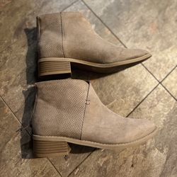 Woman’s Ankle Boots