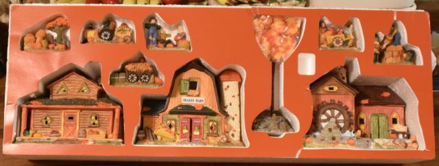 Home Trends Porcelain House Set With Lights