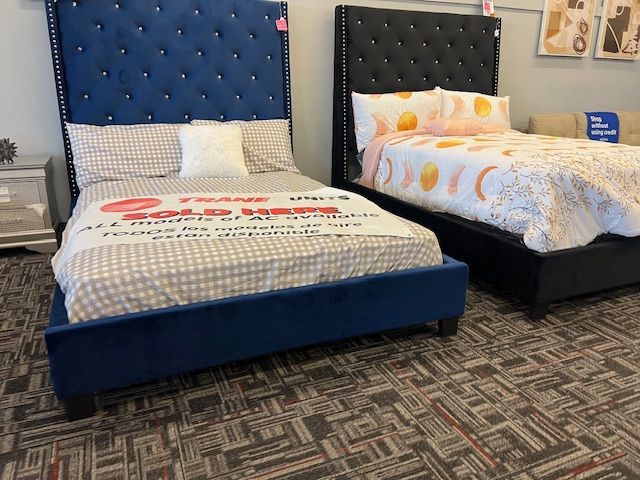 QUEEN SIZE BED FRAME // WE DELIVER