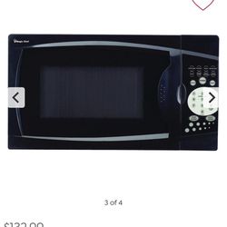 Magic Chef(R) MCM770B .7 Cubic-ft, 700-Watt Microwave with Digital Touch (Black)