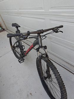 TREK Marlin 4  XXL Frame Mountain Bike