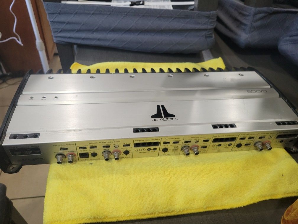 UN AMPLIFIER JL AUDIO