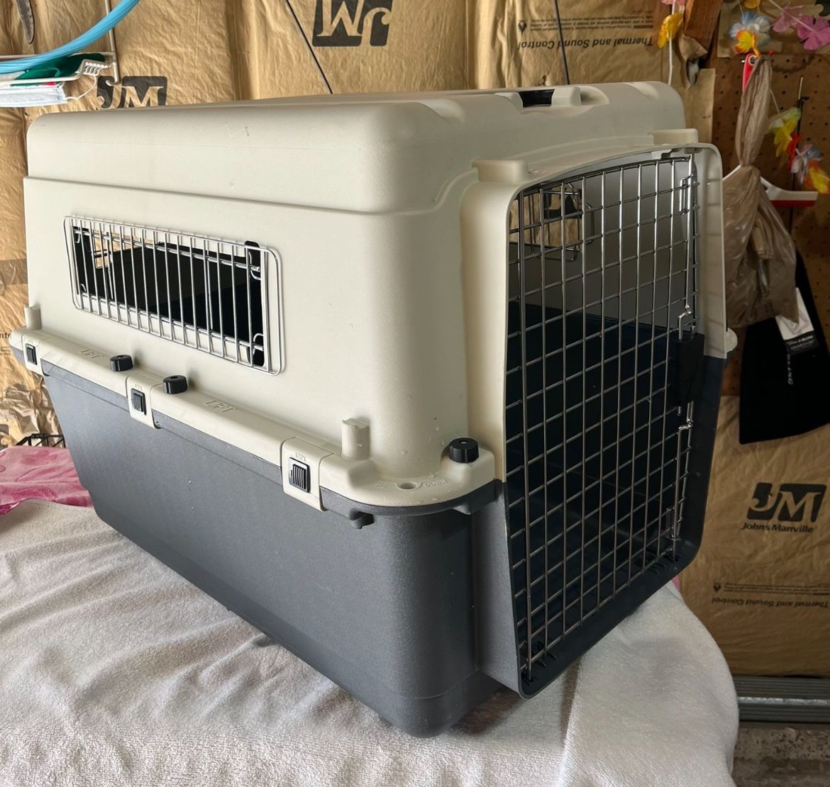Pet Carrier, Medium ( 30-50lbs) 32x23x24. IATA Approved.