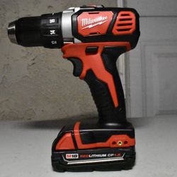Milwaukee M18 18V Lithium-lon Cordless 1/2 in. Drill Driver With 1.5 M18 Battery 