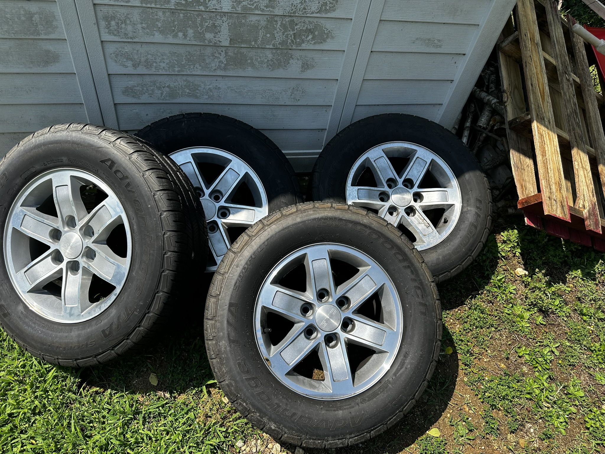 2009 GMC Sierra Factory Rims w/Tires