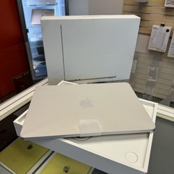 2024 13” Macbook Air M3 Chip 8GB Ram 256SSD! New in box!