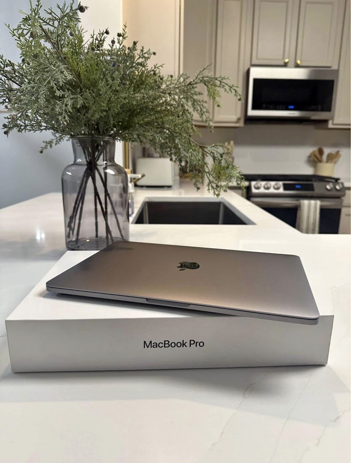13-inch MacBook Pro with Apple M2 Chip