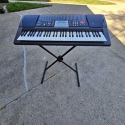 Yamaha Electronic Keyboard – Top-Quality Tone for Music Fans take middle